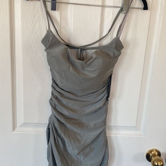 La Femme Silver Tie Back Sleeveless Slit Satin Formal Gown Size 6 NWT - Picture 3 of 4